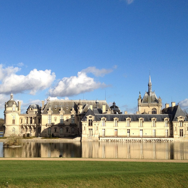chateau de chantilly sunny day with two clouds