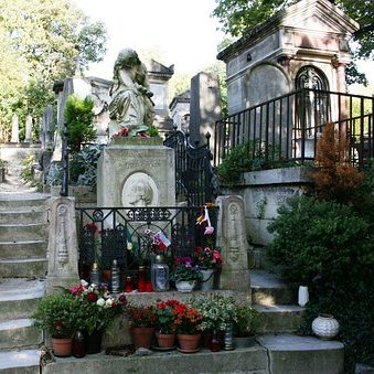 Pere lachaise cemetery tom of Chopin with many flowers