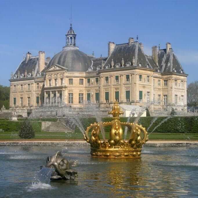 vaux le vicomte castle view of the garden and the crown in the middle of a fountain
