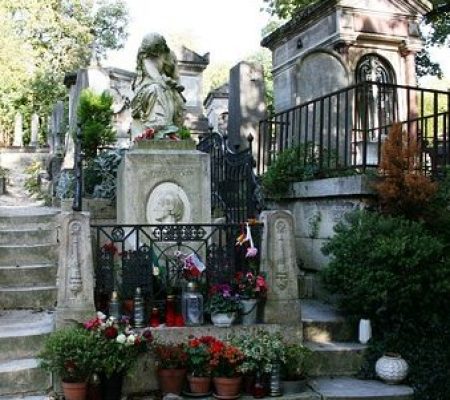 Pere lachaise cemetery tom of Chopin with many flowers